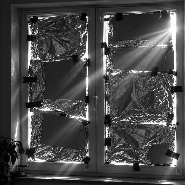Improvisierte Fensterverdunkelung im Sonnenlicht Improvisierte Fensterverdunkelung im Sonnenlicht